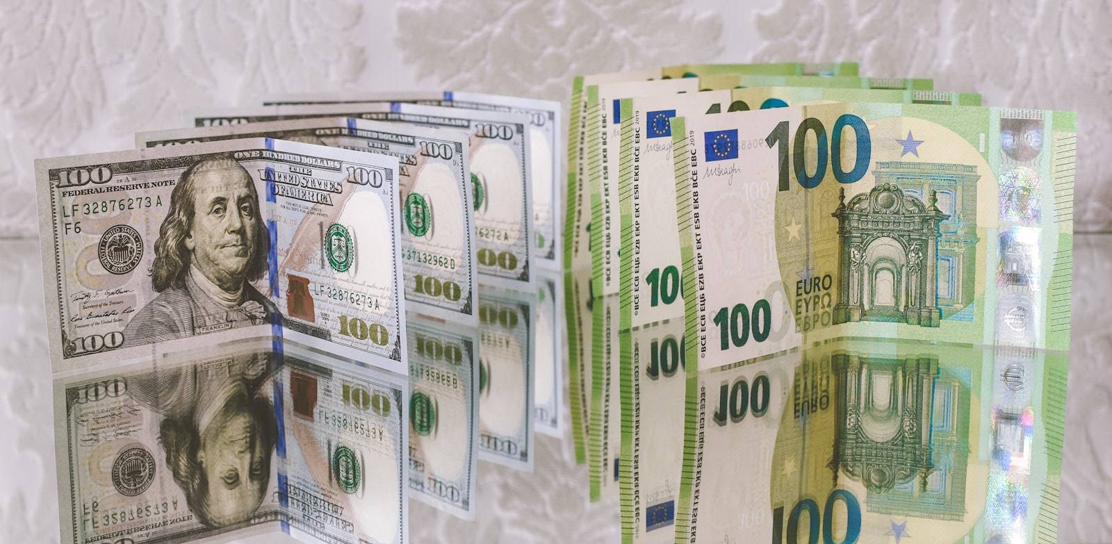 Currency Risk, Forward Contracts, and When to Exchange Money: A Practical Guide